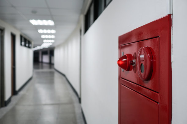 避免火灾的警铃和警告灯。近距离看消防栓，背景是走廊。图片下载