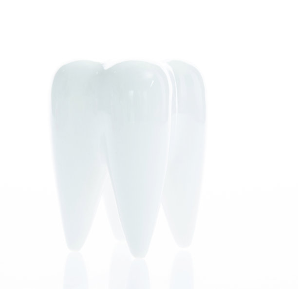 白色背景上的一颗牙齿图片下载