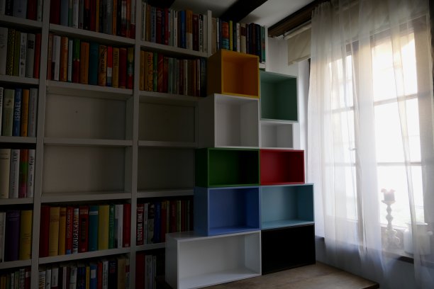 欢迎回家的概念:阅读可以显示出走出黑暗的方法。图片下载