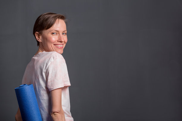 运动瑜伽女孩与瑜伽垫图片下载