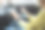 亚洲妇女戴着外科口罩，在方向盘上喷洒酒精消毒剂，以预防传染性冠状病毒或在她的车里喷洒冠状病毒。图片下载