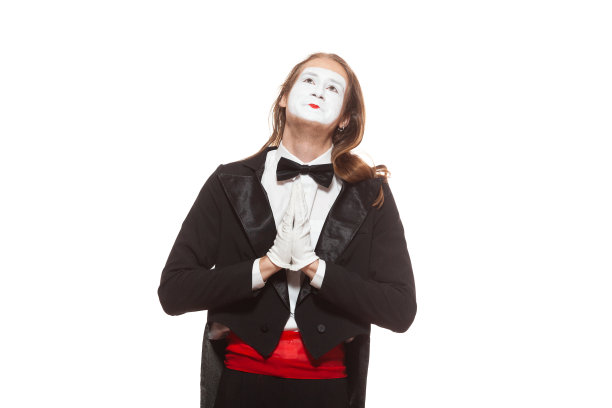 男性哑剧演员表演的肖像，孤立在白色背景上。男人交叉双手祈祷。象征着希望，感激，宗教图片下载