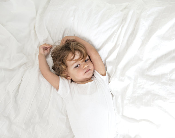 床上的小女孩图片下载