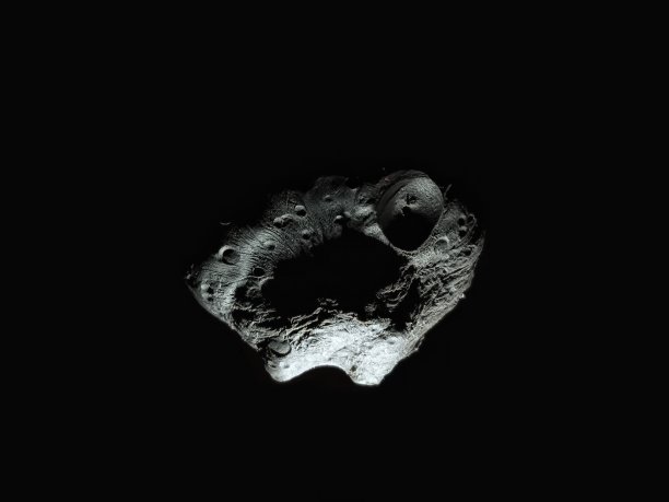 遥远太空中有环形山的小行星图片下载
