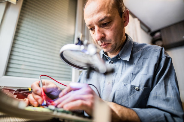 电工正在修理他家里的一些东西图片下载