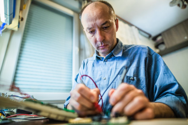 电工正在修理他家里的一些东西图片下载