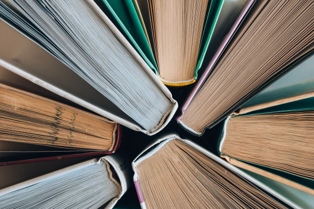 旧书叠放教育理念背景，多书叠放有文字拷贝空间，书顶图片下载