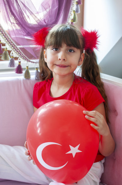 4月23日，小女孩在土耳其为儿童节做准备图片下载