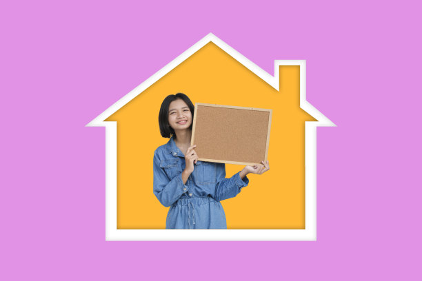 快乐亚洲女孩享受生活在家里的紫色背景。图片下载