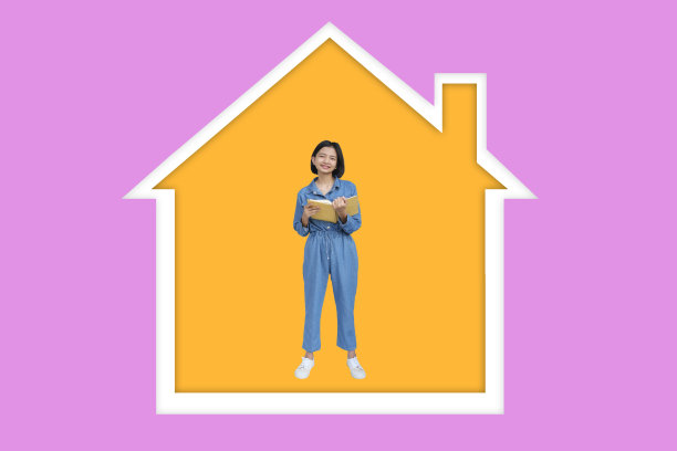 快乐亚洲女孩享受生活在家里的紫色背景。图片下载