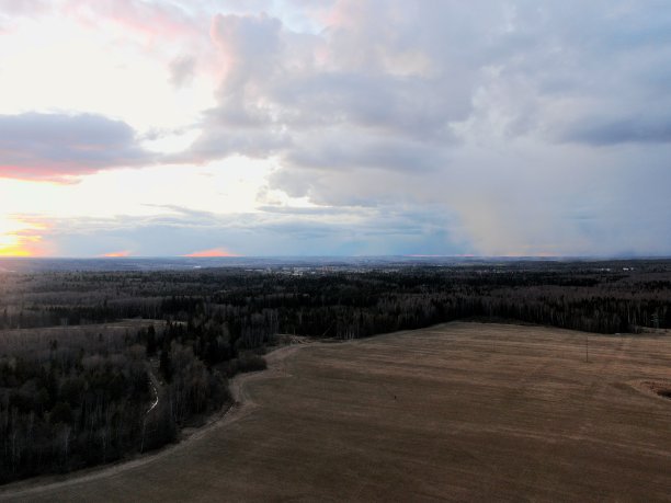 鸟瞰图日落时美丽的云全景。这是一架无人机从高空拍摄的日落余晖中的云朵图片图片下载