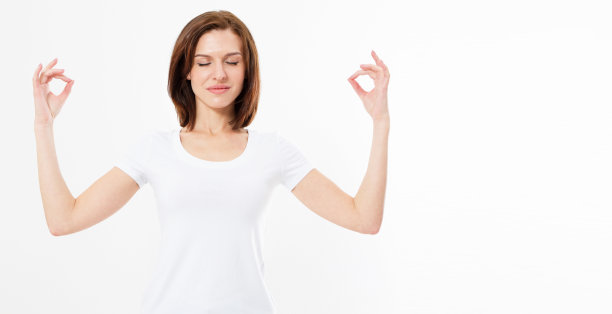 美丽的少女做瑜伽练习隔离在白色的背景，女孩禅意姿势，复制空间，积极的生活理念。图片下载