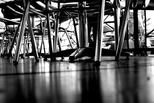 低角度的桌子和椅子图片下载