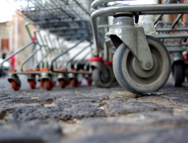 街道表面的低角度视图。意大利撒丁岛。图片下载