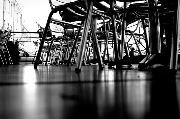 低角度的桌子和椅子图片下载