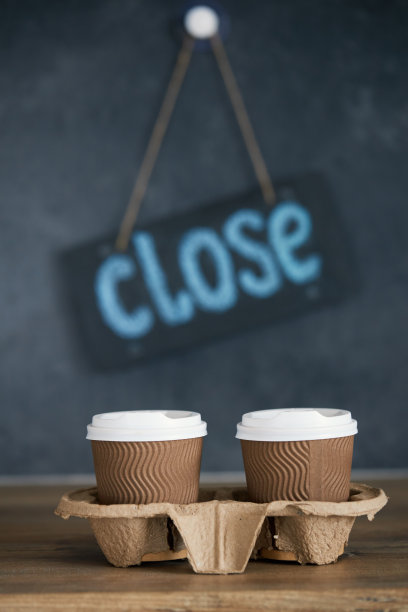 由于冠状病毒感染的隔离，业务关闭。写着咖啡馆或餐馆关门的标志图片下载