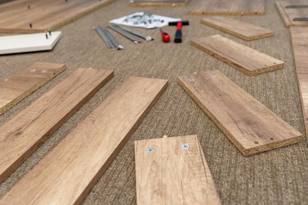 在商店购物后，用螺丝刀和锤子在家组装家具图片下载