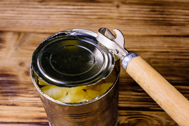 打开装有切碎的菠萝罐头的铝锡罐图片下载