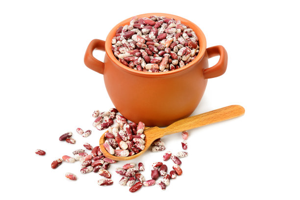 红芸豆在陶瓷锅孤立在白色的背景。图片下载