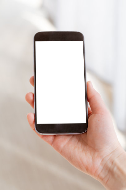 移动与白色的空白屏幕在女人的手轻背景。屏幕剪切路径。图片下载