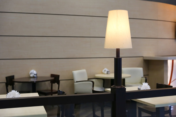 有灯的咖啡馆内部图片下载