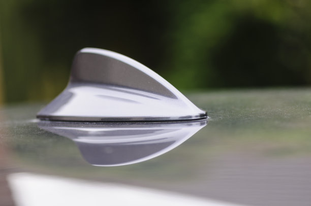 车顶上的鱼鳍无线电天线图片下载