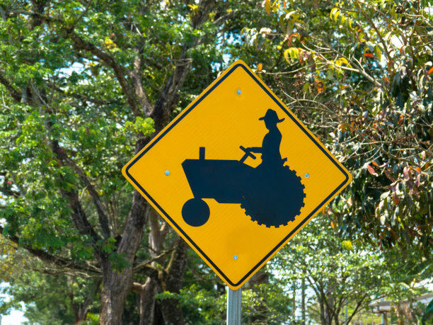 黄色的拖拉机过马路标志图片下载