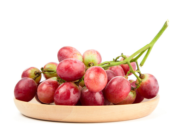 新鲜的秘鲁红葡萄孤立在白色的背景。图片下载