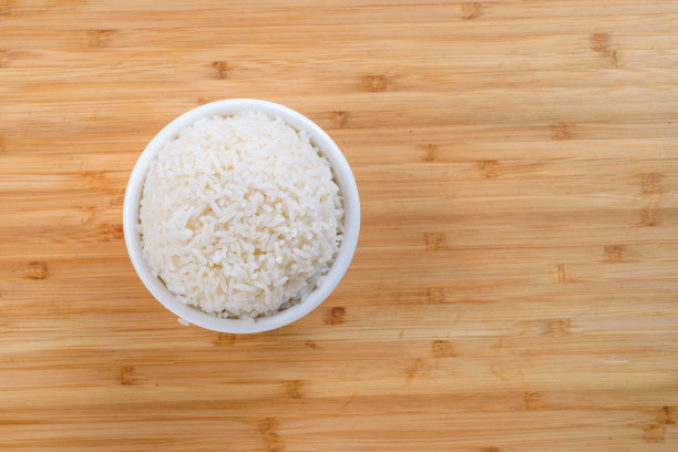 木桌上放着一碗米饭图片下载