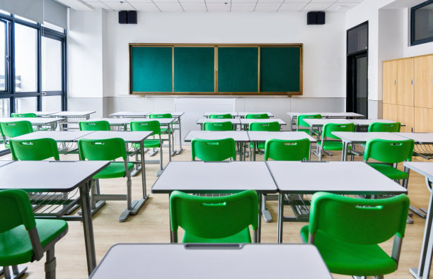 空教室里摆着课桌和椅子图片下载