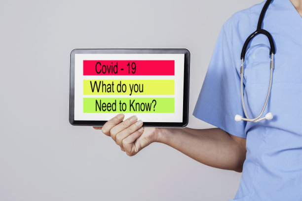 医生拿着一个平板电脑和听诊器图片下载