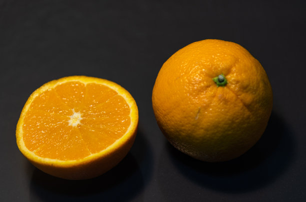 橙色水果片。橘子含有维生素C。图片下载