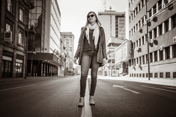 一个女人走在空荡荡的街道上图片下载