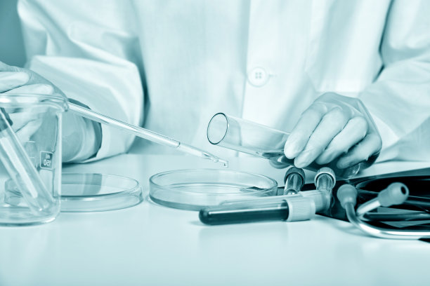 医院实验室血液检测、冠状病毒疾病暴发、新冠肺炎大流行疫苗和新药研究、健康体检医疗设备。图片下载