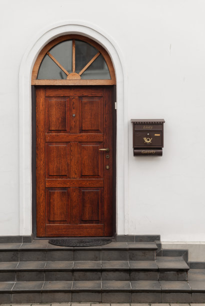 华沙空荡荡的街道上，古老而美丽的木门图片下载