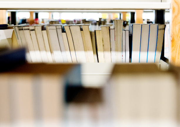 关上图书馆书架上的书图片下载