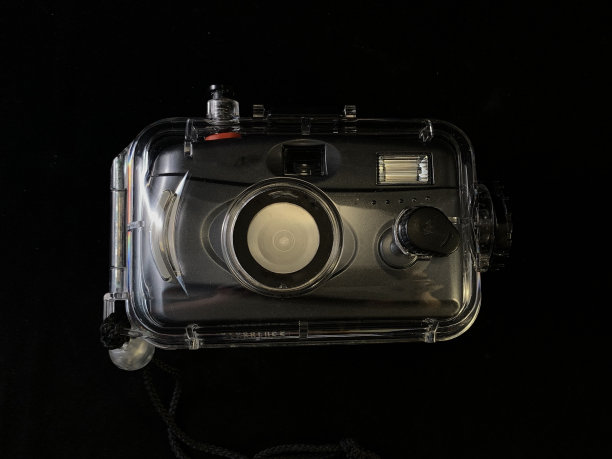 防水的胶片相机，黑色背景。数码相机保护盒。水下摄影设备。图片下载
