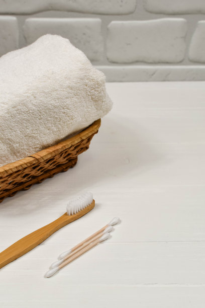 “零浪费”的概念。牙刷和毛巾在白色的背景。环保竹牙刷。题词的地方图片下载