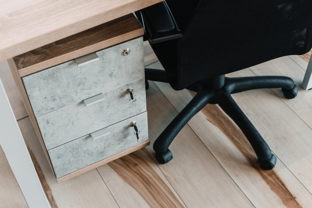 现代办公室中锁着的办公桌储物柜。安全的概念图片下载