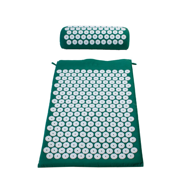 针灸按摩器垫和滚轴下的头部，颈部磁铁强烈暴露。库兹涅佐夫针敷料隔离在白色背景。图片下载