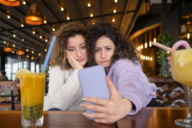 朋友们在餐厅自拍图片下载