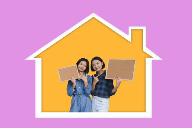 快乐亚洲女孩享受生活在家里的紫色背景。图片下载