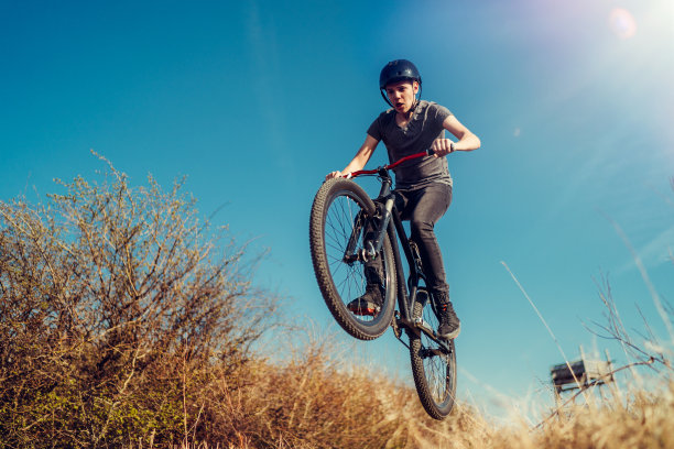 极限山地自行车跳跃和执行空中机动图片下载