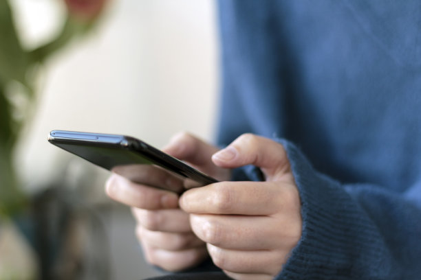 女性使用智能手机图片下载