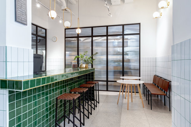 现代厨房和大型绿色酒吧图片下载