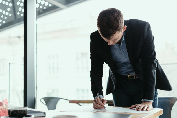 一个成功的商人在一间现代化的办公室里签署文件图片下载