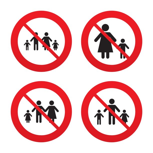 有两个孩子的家庭签有父母和孩子图片下载