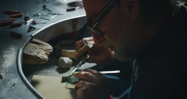 肖像的经验丰富的金匠工作在一个车间手工珠宝戒指与珍贵的钻石宝石图片下载