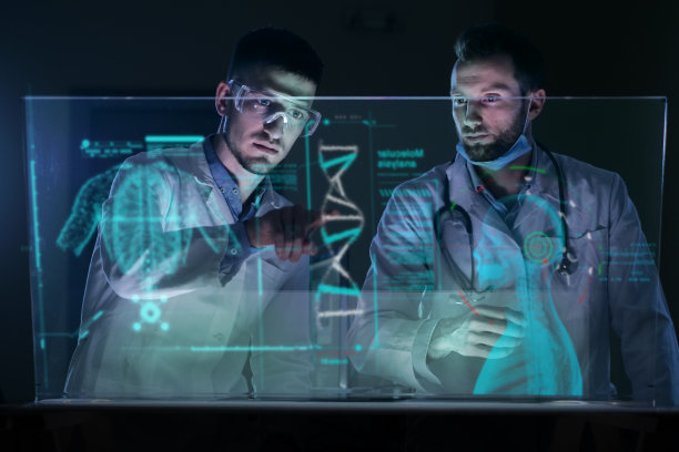 几个医生通过检查一个玻璃显示器来分析病人的医疗状况图片下载