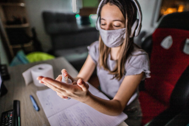 女孩在家里做有趣的事图片下载